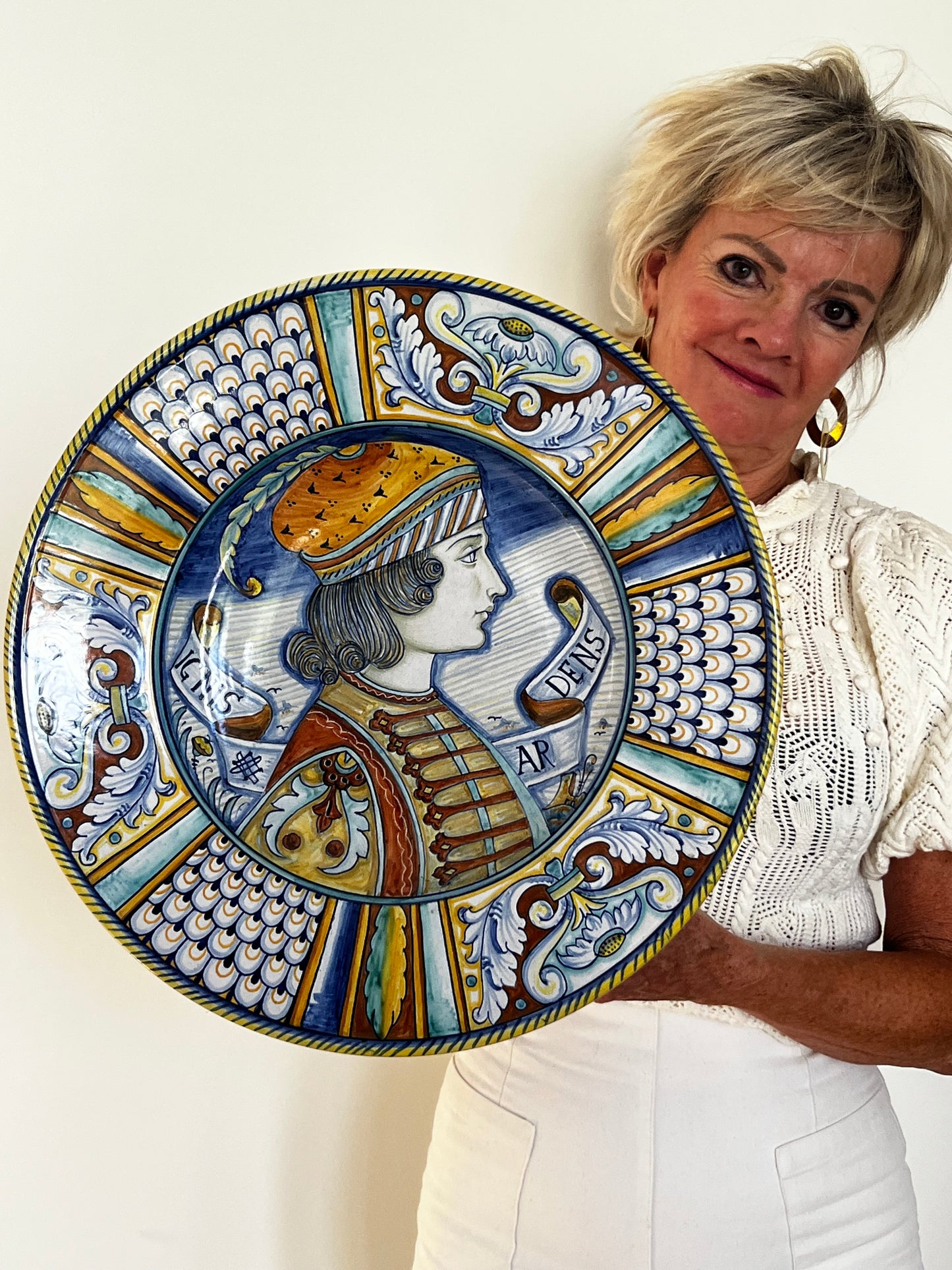 Italian large round platter from Deruta